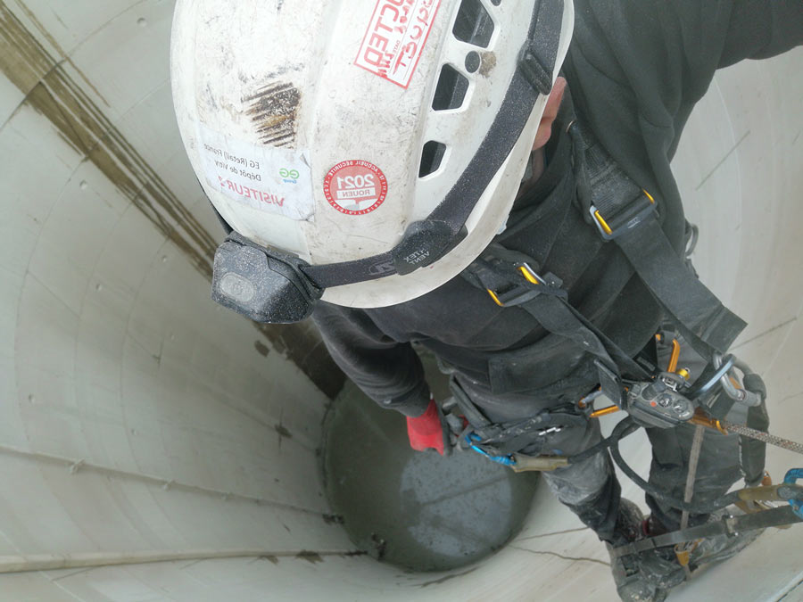 Homme vue du dessous avec casque blanc dans un tunnel