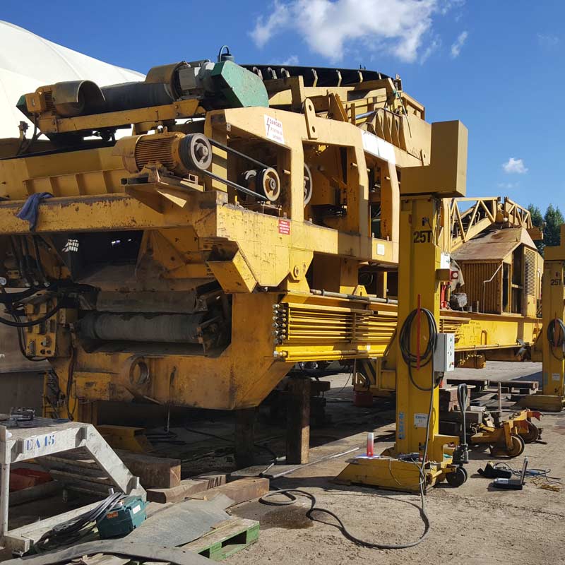 Structure métallique jaune