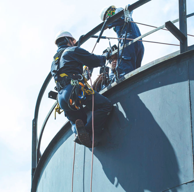 Deux hommes effectuant des travaux sur cordes en hauteur