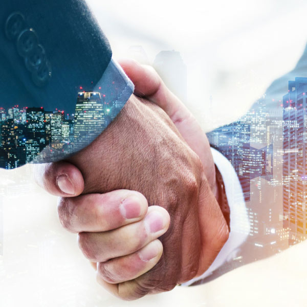 Poignee de main avec vue sur immeubles professionnels